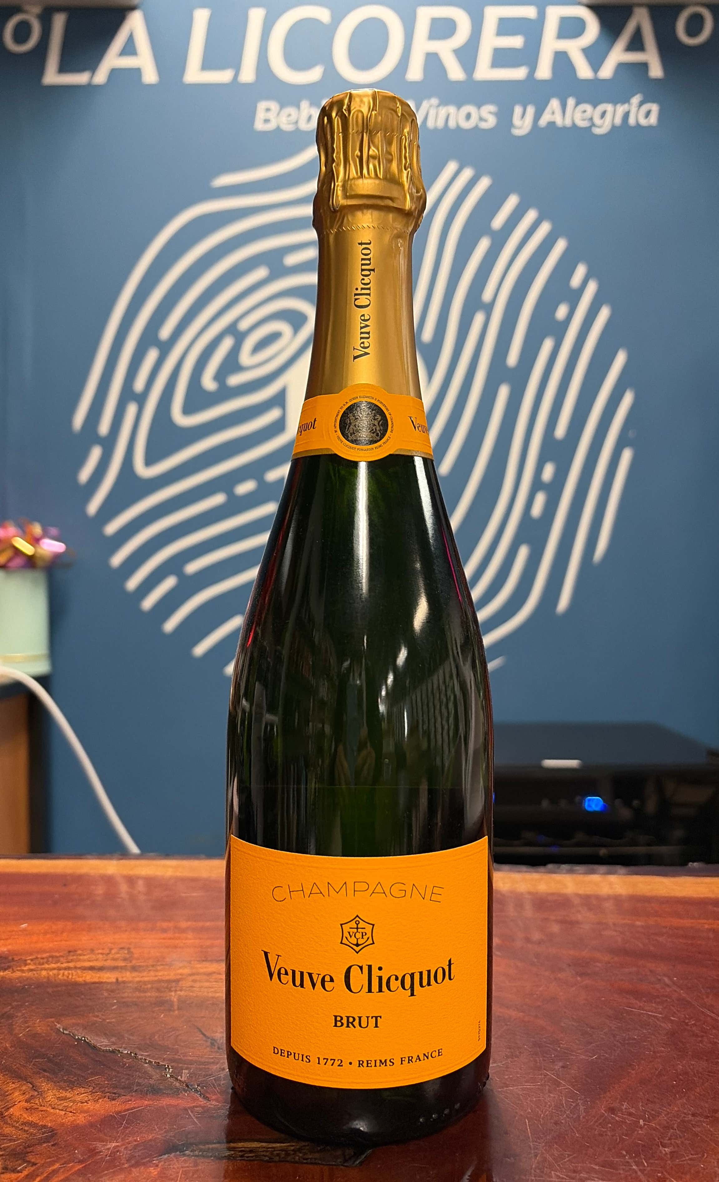 Veuve Clicquot Yellow Label Brut Champagne 750ml – La Licorera